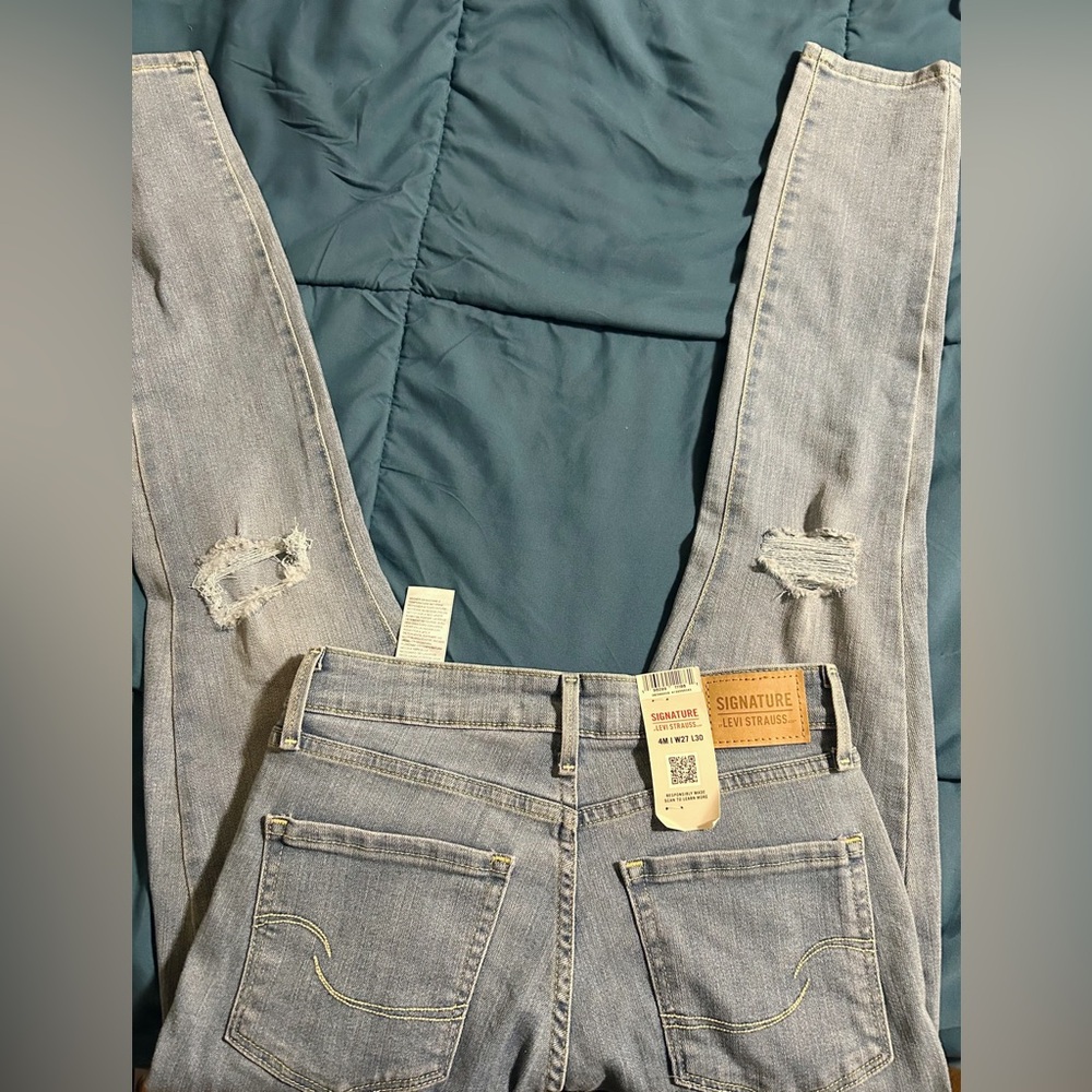 Levis High Rise Skinny - Picture 4 of 9